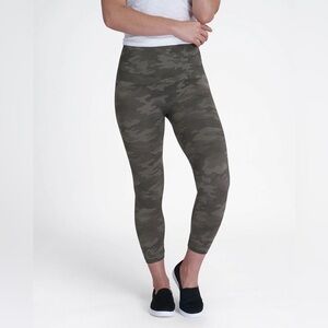 (NWT) SPANX Lamn Seamless Cropped Leggings in Sage Camo, Size: Small